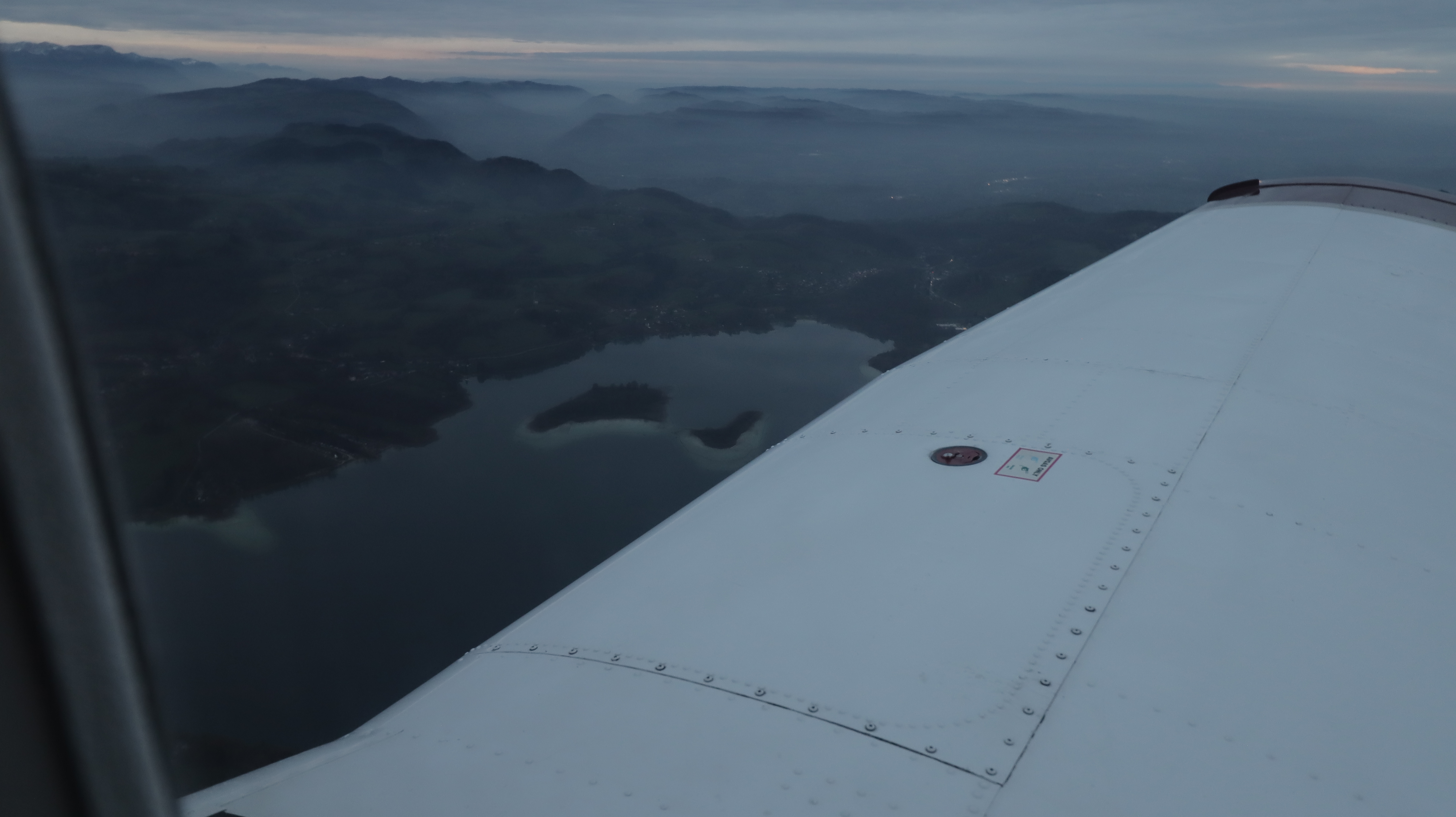 Photo du lac d'Aiguebelette depuis l'intérieur de l'avion